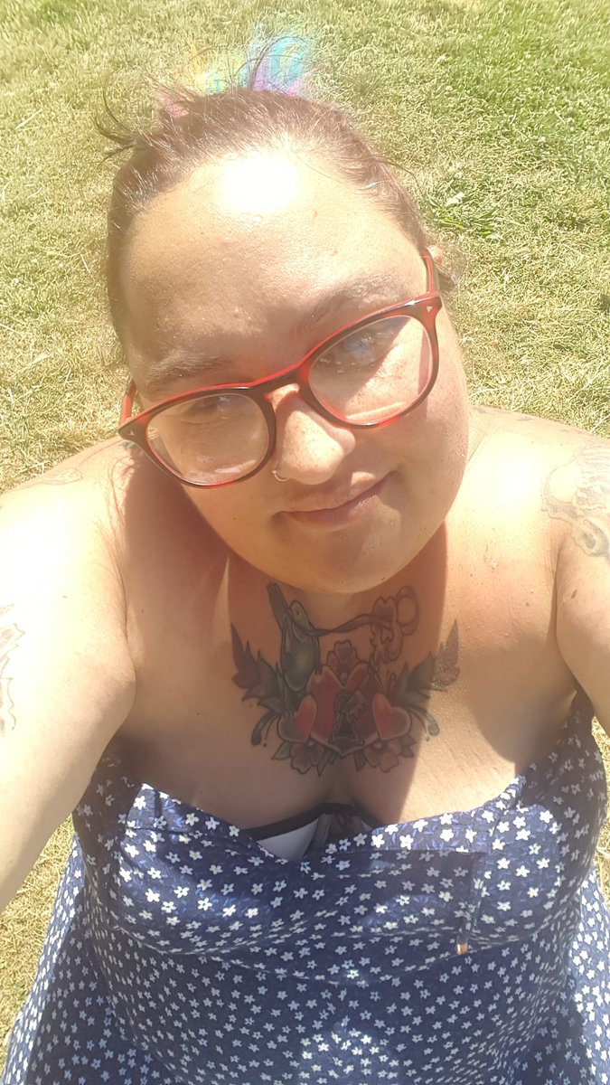GemmaStimpson4's tweet photo. #sunshine #lovingthesun #bbw #gayparent #tattoos #inkedparent #multicoluredhairtye #nowsunburnt #sunlover https://t.co/f5hoFgJuBM