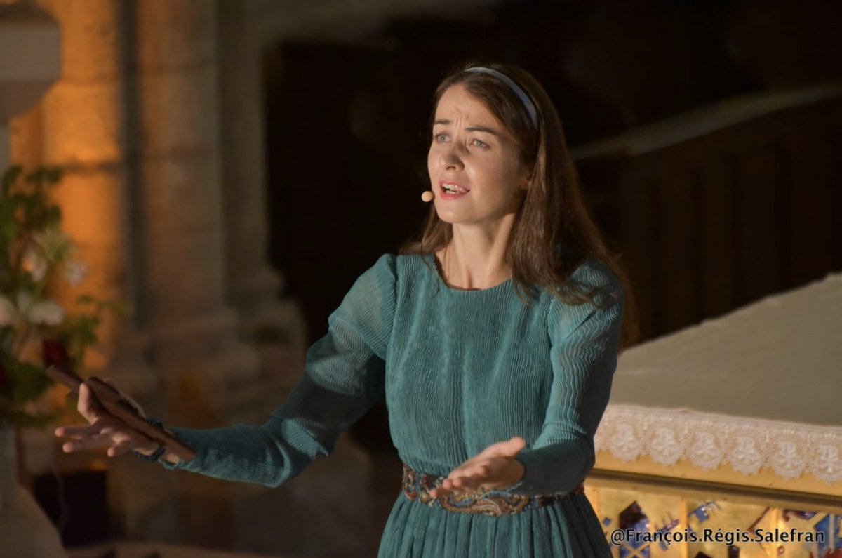 BeatAdele's tweet photo. Et merci à François Régis @salefran pour ces superbes photos de la 3e représentation du spectacle "Adèle, l'audace d'une missionnaire" à la paroisse Saint-Pierre de #Montmartre #Paris18 ! #HosannaFilioDavid #BeataAdeleOraProNobis📸🕯️🙏 https://t.co/N82PqEW6zA