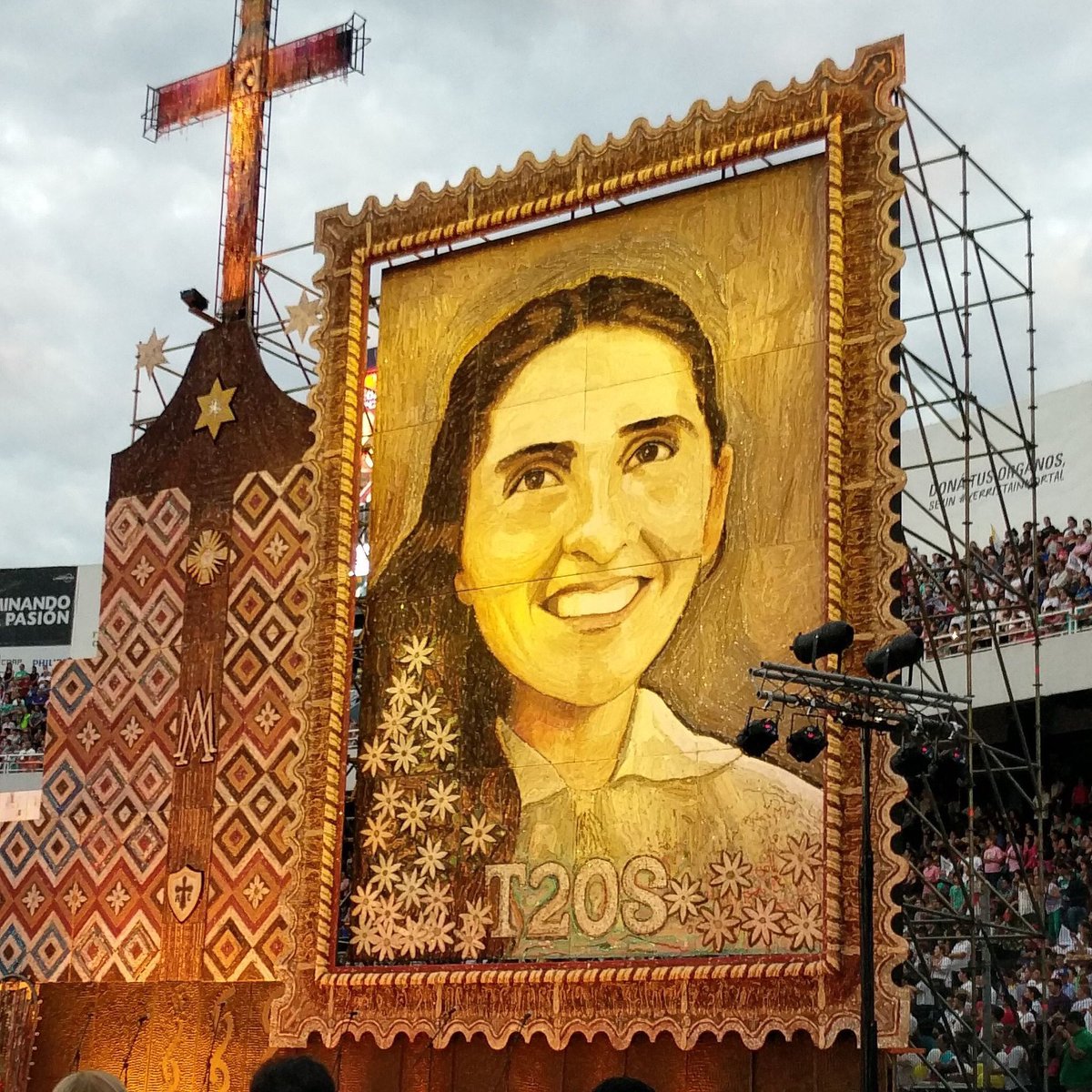 MilvaGauto's tweet photo. Casi segura que es la única obra de arte en el mundo, hecha con 70.000 rosarios. 
El artista plástico @RuizKoki  no es Miguel Ángel , no es Da Vinci
Estamos en el 2018, el es, EL MISMO, Y ÚNICO KOKI RUIZ

(perdón pero esto es valiosísimo y no están dimensionando) https://t.co/sgadDHSrCg
