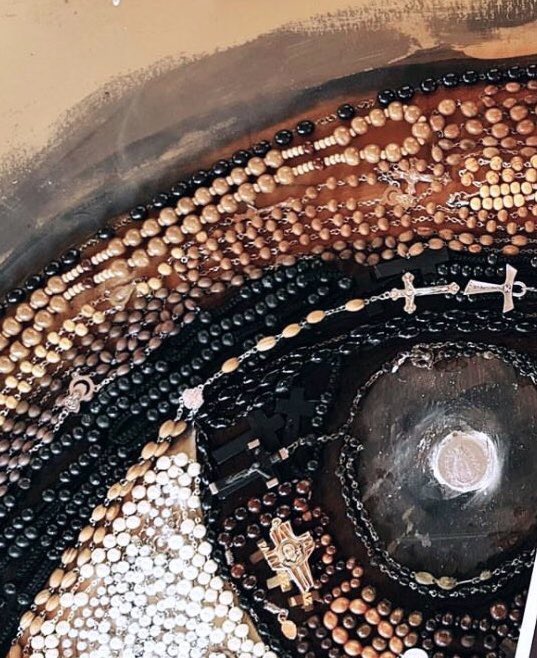 MilvaGauto's tweet photo. Casi segura que es la única obra de arte en el mundo, hecha con 70.000 rosarios. 
El artista plástico @RuizKoki  no es Miguel Ángel , no es Da Vinci
Estamos en el 2018, el es, EL MISMO, Y ÚNICO KOKI RUIZ

(perdón pero esto es valiosísimo y no están dimensionando) https://t.co/sgadDHSrCg