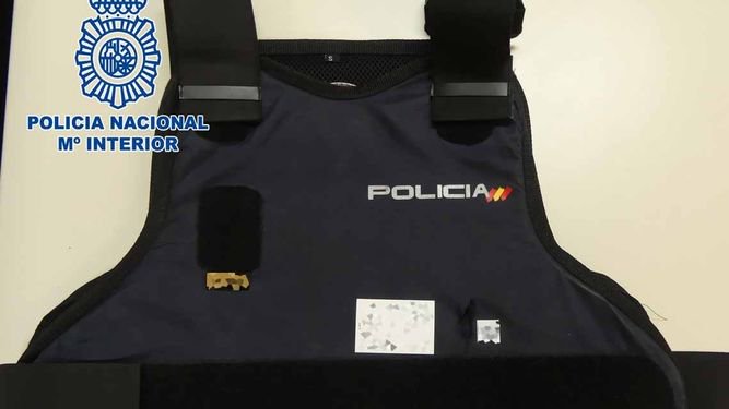 ufpol's tweet photo. Este compañero ha salvado su vida gracias a su chaleco después de que un hombre le clavase un punzón en el pecho.
🔘 Y todavía hay 29.122 policías sin chalecos antibalas ¡Es nuestra supervivencia la que está en juego!
👉🏻 #UnChalecoUnaVida
Fuente:https://t.co/OjiEcvCywZ https://t.co/Xf3OrfdQWH