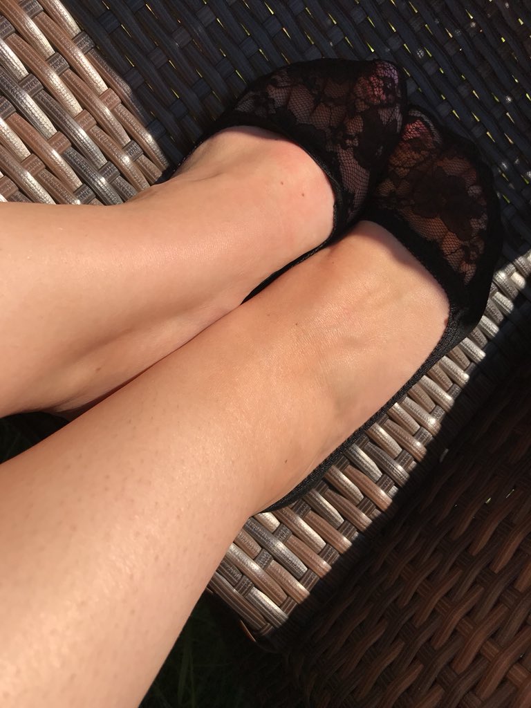 LaceyLoves3's tweet photo. In the sun again! ☀️ #feetworship #footfetishnation #footfetish #feet #findom https://t.co/dzUpSQoAgG