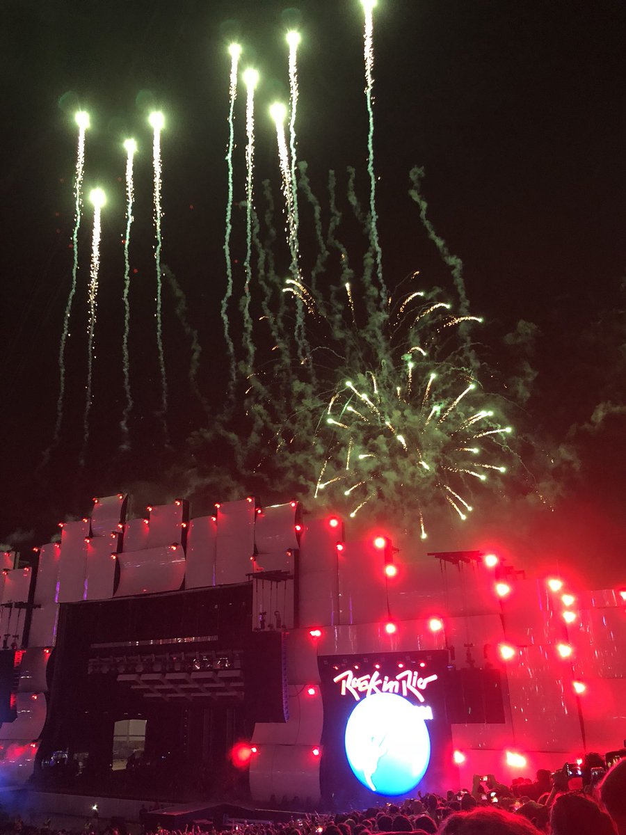 JulianaLPIS's tweet photo. Fun... #RockinRio2018 https://t.co/hFwtxAGepn
