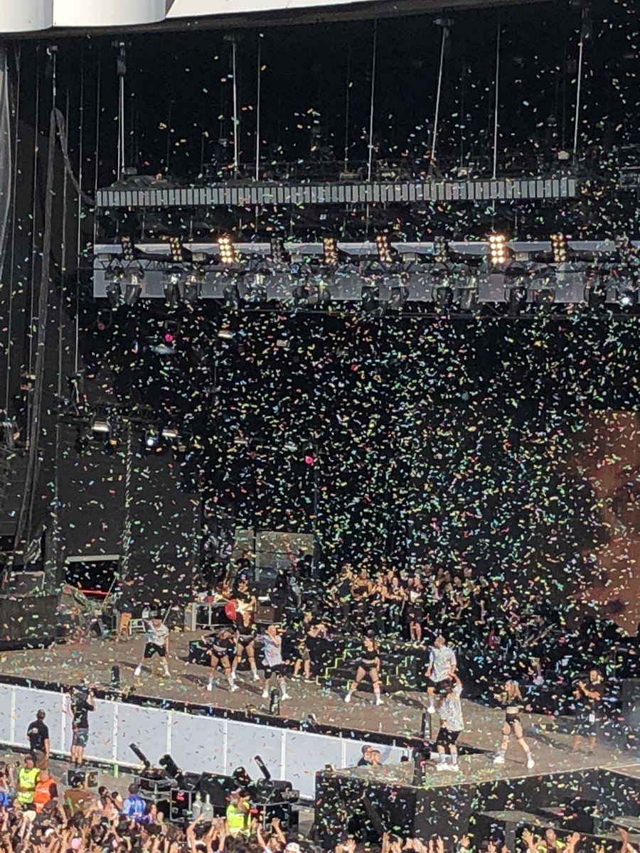 JulianaLPIS's tweet photo. Fun... #RockinRio2018 https://t.co/hFwtxAGepn
