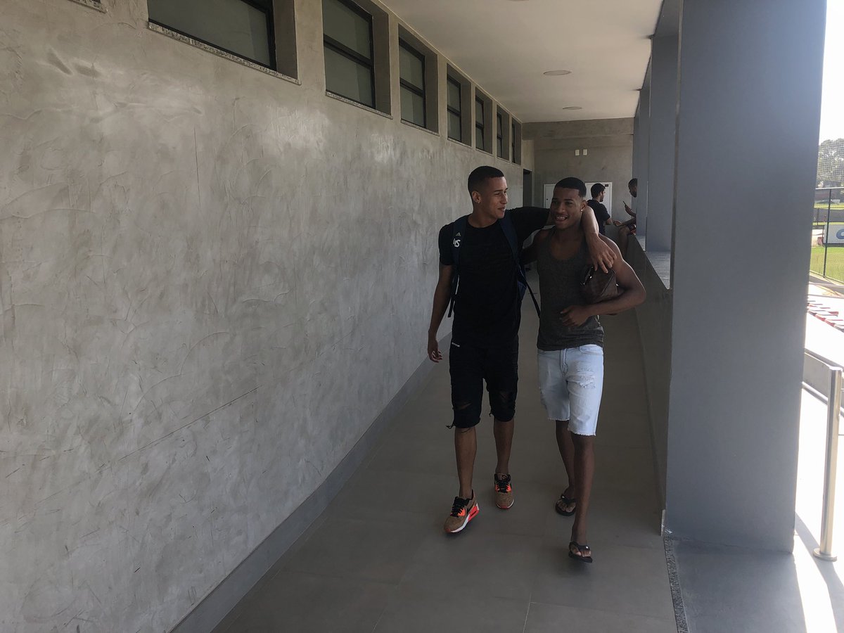 Jogadores do Fla chegam ao Ninho do Urubu para retomada dos trabalhos; veja fotos Jogadores do Fla chegam ao Ninho do Urubu para retomada dos trabalhos; veja fotos