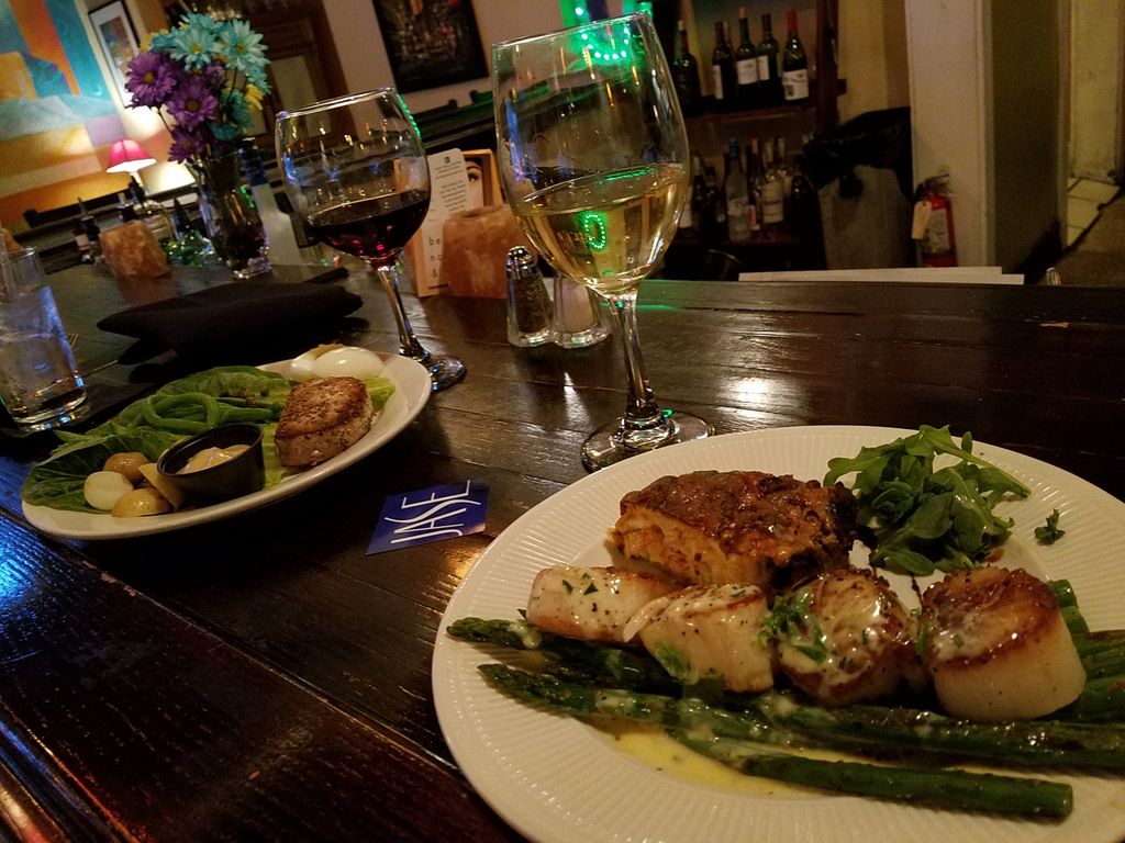 JASEonTap's tweet photo. #wherehasjasetakenyou? Livin large at #GreenOnion. #ghent #norfolk #colleyave #winelovers #lobster #scallops #ahituna https://t.co/6wftpMG4Ms