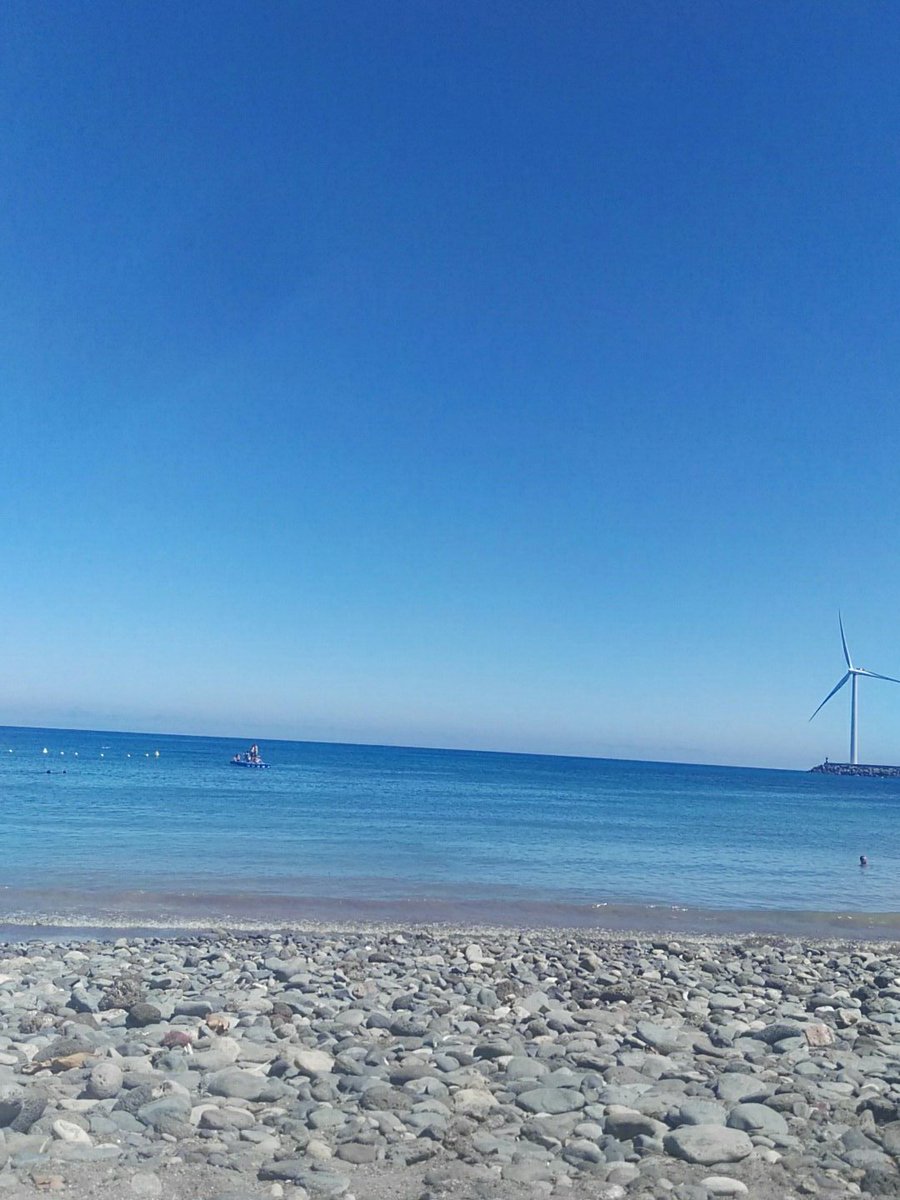 Letimsantana's tweet photo. No hay pasos de baile más originales que los que nos marcamos descalzos sobre los callaos ardientes de la playa https://t.co/356KfZDqlU