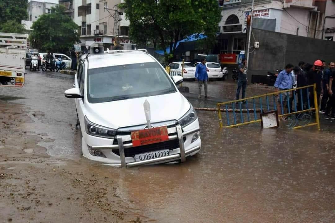 NandiniOza's tweet photo. This is what happens when #premonsoon work is #shody . #Vadodara #Mayor's car stuck. Well, it seems that a lot remains to be done in #Gujarat 's smart cities. @vijayrupanibjp @BJP4Gujarat . And these are only #first #rains . https://t.co/qk9l6I69Qo
