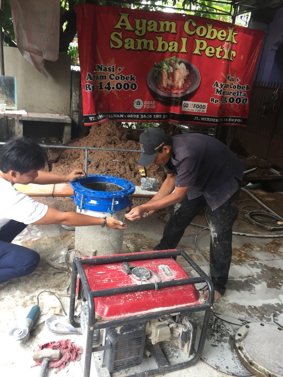 TirtaAsasta's tweet photo. Terjadi kebocoran pipa 300mm. Mohon maaf, pengaliran dihentikan sementara untuk daerah depok timur-juanda dan sekitarnya. Estimasi perbaikan +- 2 jam.. https://t.co/Gq7HFlDWz7