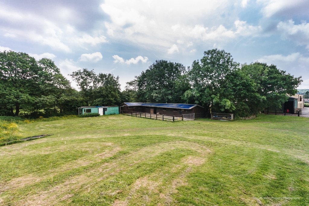 WattsandMorgan's tweet photo. Calling all #equestrians!
New to the market, this beautifully maintained smallholding. 
A 5 bed property inclusive of self contained annexe, 4.5 acres, stables, outbuildings and a manége. Situated in Pencoed, Bridgend. 

More details on our website; https://t.co/MEumaRG5Xi https://t.co/rgm6XjSSmn