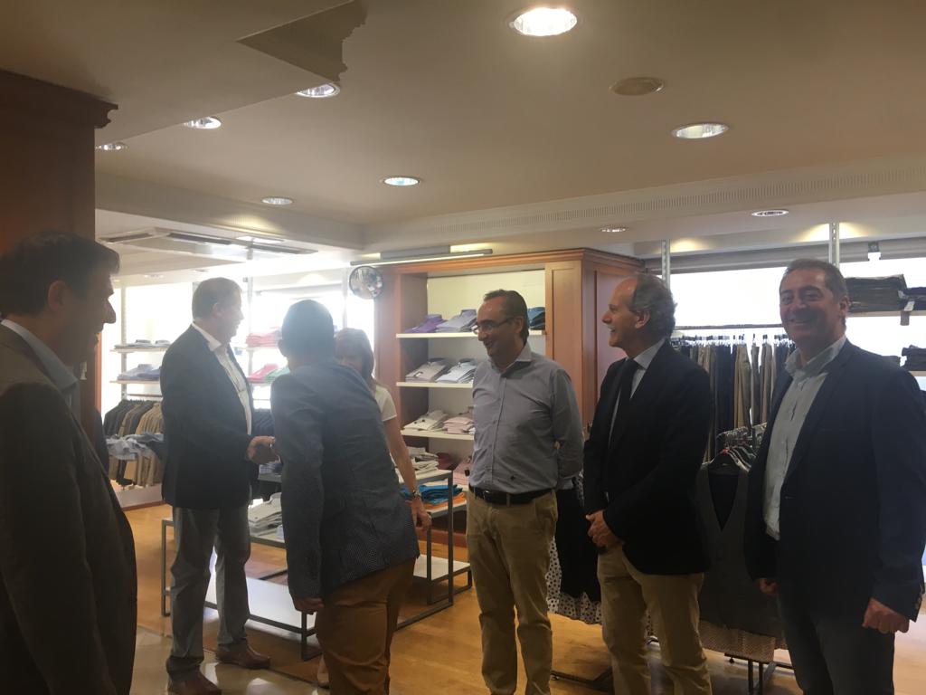 comerciofraga's tweet photo. Las autoridades autonómicas y locales de @GobAragon y @FragaAyto han realizado una visita a #FrancoModa y #DulceBebeCambalacheFraga, pertenecientes a la Asociación de Empresarios de Comercio y Servicios de Fraga y Comarca. ¡Muy agradecidos por la visita! #semanadelcomerciofraga https://t.co/SbGE6QAAxa