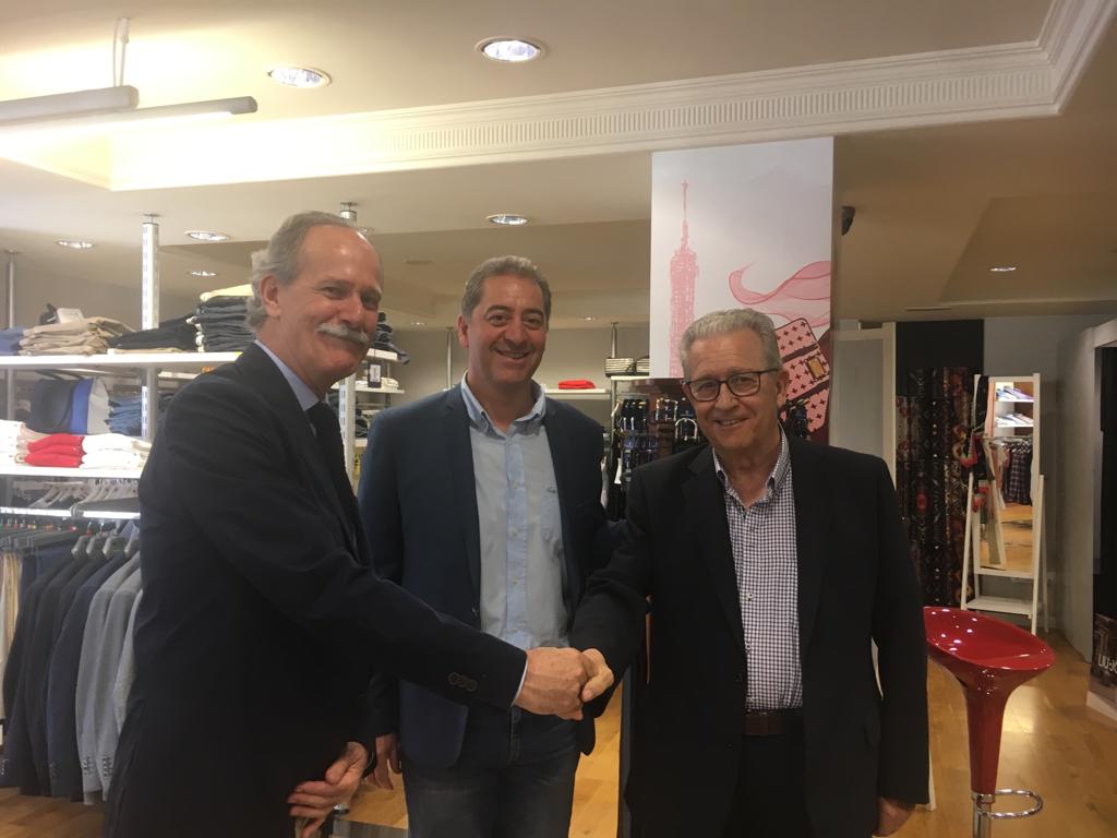 comerciofraga's tweet photo. Las autoridades autonómicas y locales de @GobAragon y @FragaAyto han realizado una visita a #FrancoModa y #DulceBebeCambalacheFraga, pertenecientes a la Asociación de Empresarios de Comercio y Servicios de Fraga y Comarca. ¡Muy agradecidos por la visita! #semanadelcomerciofraga https://t.co/SbGE6QAAxa