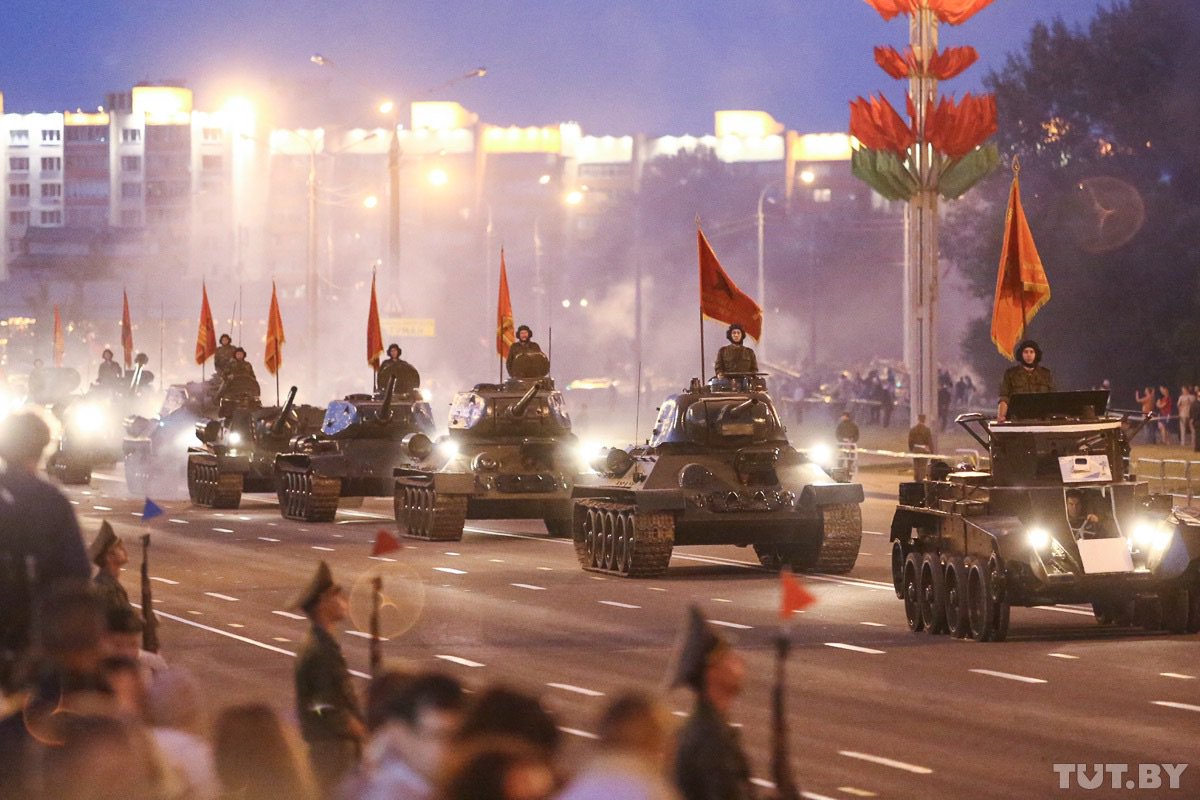 Беларусь парад военной техники. Войска белоруссии. Сборы резервистов в белоруссии. Военно положение россии. Военное положение рб.