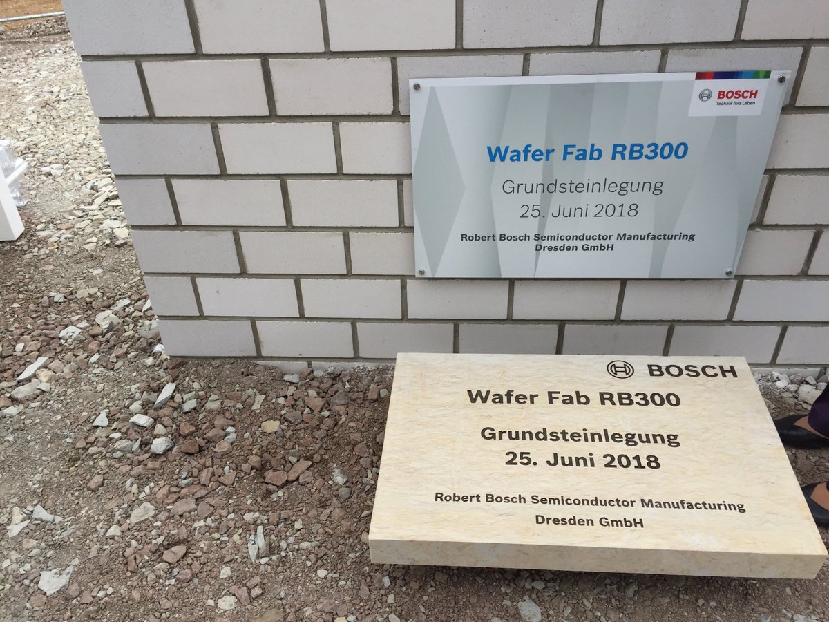 BMWE_'s tweet photo. Zukunftsweisende Investition für den Hochtechnologiestandort Deutschland in #SiliconSaxony: Gemeinsam mit @MPKretschmer legt BM @peteraltmaier heute den Grundstein der @BoschGlobal-Halbleiterfabrik #RB300 in #Dresden. https://t.co/uaHCAX2TZ6