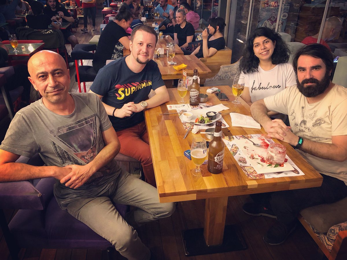 Psikolojiden teolojiye, müzikten radyoculuğa, sanattan geleceğe dair harika bir sohbet gecesi oldu. :) 🍻☕️ 📻 🎧 🎙 📚 🎶🥗🍕✌🏻#lemankültür