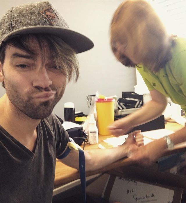 EhrlichBrothers's tweet photo. Und mal wieder Blutabnehmen. 💉Diesmal Medizincheck für die TV Shows in Stuttgart. 
#ichKannMirNichtsSchöneresVorstellen https://t.co/VYaLitvcnh