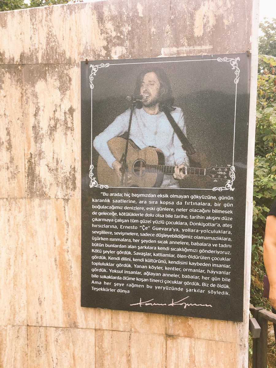 sgdfiletisim's tweet photo. Kazım Koyuncu’yu mezarı başında andık ve söz verdik her şeye rağmen tarihin akışını değiştirmeye! Yeryüzünde şarkılar söylemeye devam edeceğiz!
#KazimKoyuncu https://t.co/oWS5KXGxg7