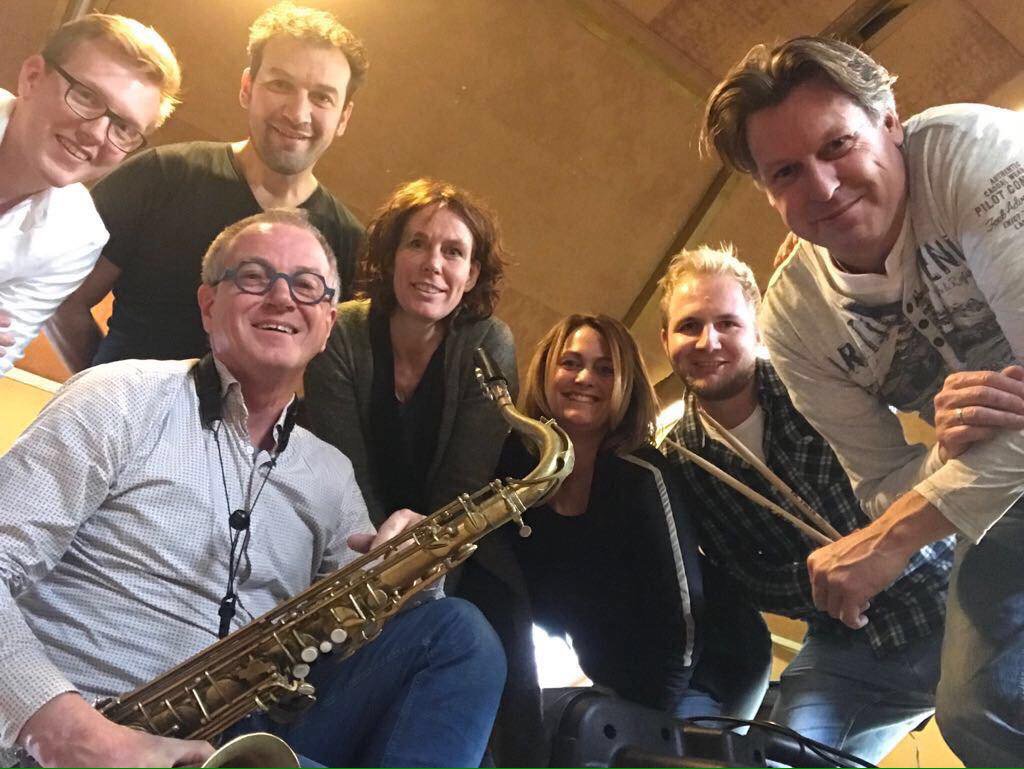 Onderneemster zingt in band bij concert. Zie dedijkpoorter.nl.