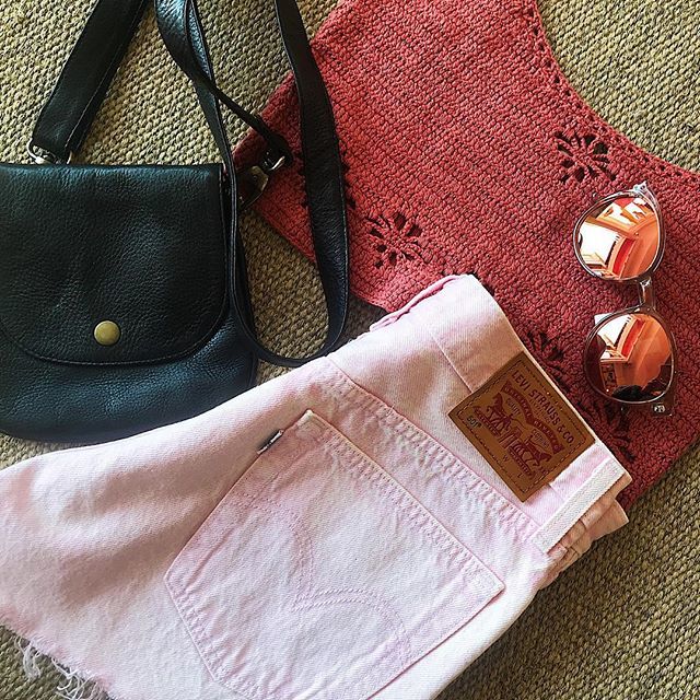 RoosBeach's tweet photo. Oh! Pretty things 🌸💖😎#cornwallsummer #style #flatlaystyle #flatlaytoday #fashions #beachlife #festival #roosbeach #happyclothes #myroosbeach #lespecs #levishorts #denimshorts https://t.co/xAp3f7H5GG https://t.co/gdGArQlGKb