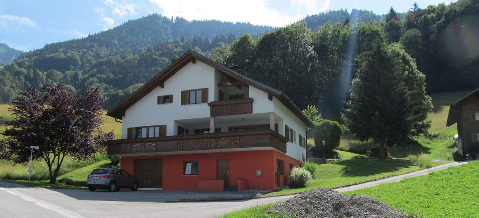 Top-Kaufobjekt: Dieses sehr gepflegte Haus mit Einliegerwohnung (ca. 60 m²) liegt in einer sehr sonnigen Aussichtslage mit Blick in die Gebirgswelt des Montafons! goo.gl/9x4sT6 #Immobilien #Vorarlberg