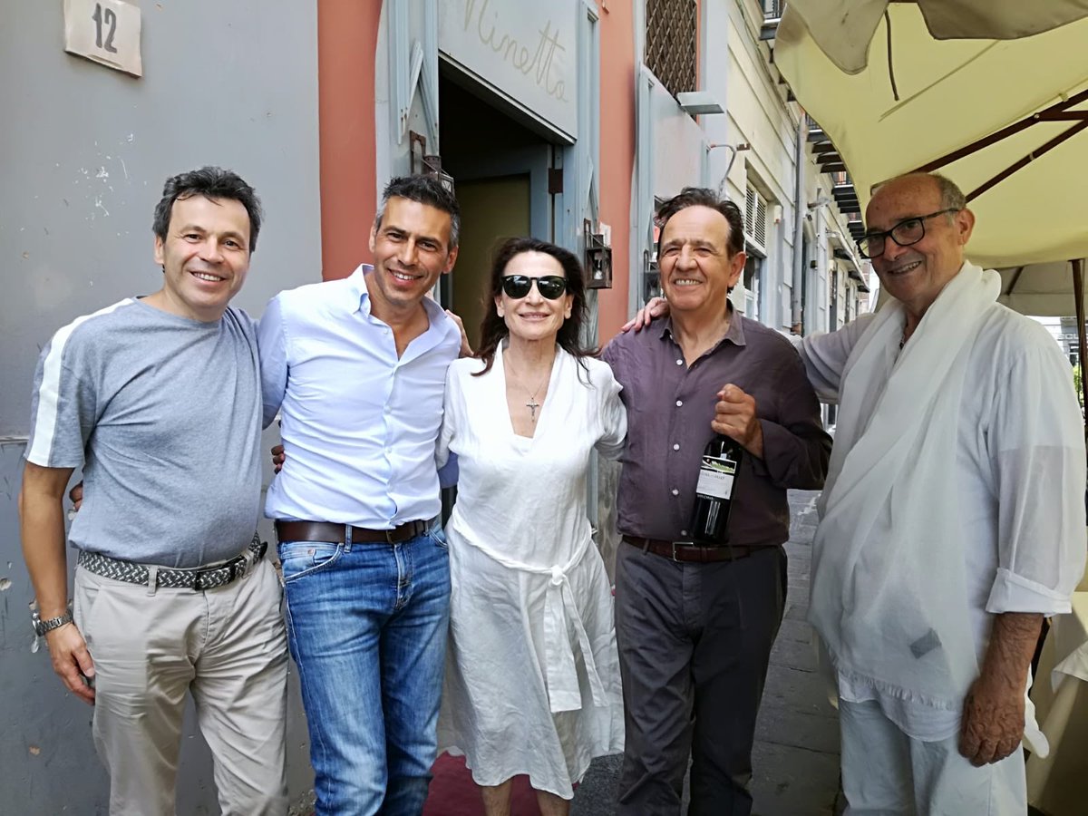ViteColte's tweet photo. Oggi abbiamo brindato con l’attrice Lina #Sastri ed il fratello @ La Casa di Ninetta a #Napoli! Ottima cucina della tradizione napoletana!
Qui potete trovare la nostra #Barbera La Luna e i Falò #ViteColte 😄🍷 https://t.co/RuSOQ6cPSB