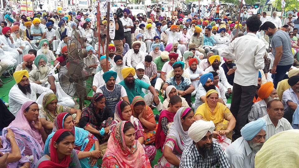 aap_punjab's tweet photo. Huge people came in #AAP protest in ropar leaded by LoP @SukhpalKhaira ,which is an certain evident how peoples of punjab wretchedly unhappy from @capt_amarinder govt.
#March4Democracy #protest 
@aap_punjab @msisodia https://t.co/qCuLi7Wsej