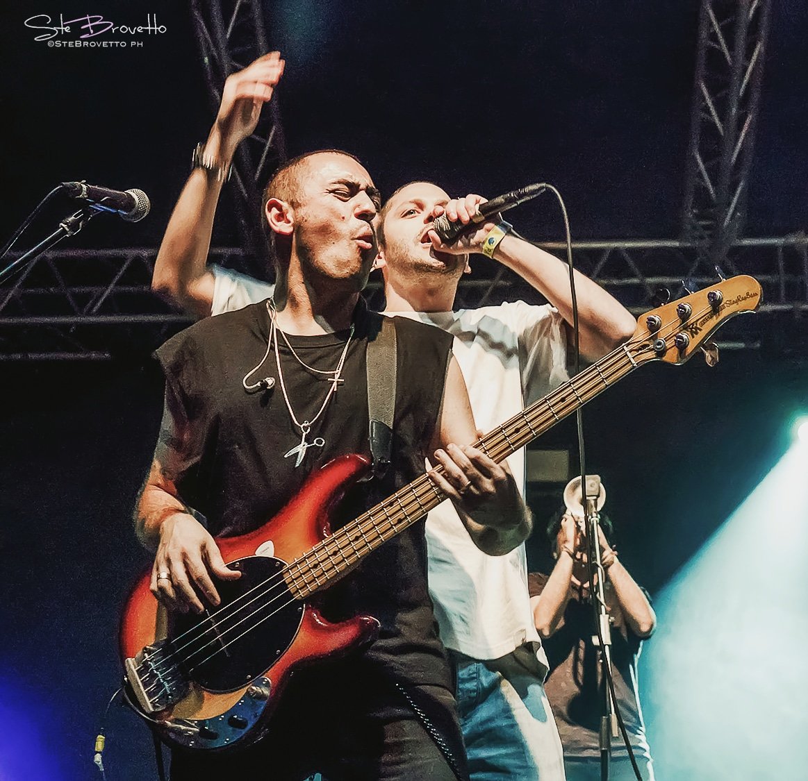 Combass's tweet photo. Quando basso e batteria si incollano e la voce viaggia come un treno....viene fuori quella faccia, non sono io giuro! :-) 
In foto con big @attilamuzic mentre @blandinitrumpet ci guarda le spalle. #mortalcombass #esercitodelgroove #apreslaclasse #desio photo by @stebrovettoph https://t.co/X4VmXa5kpw