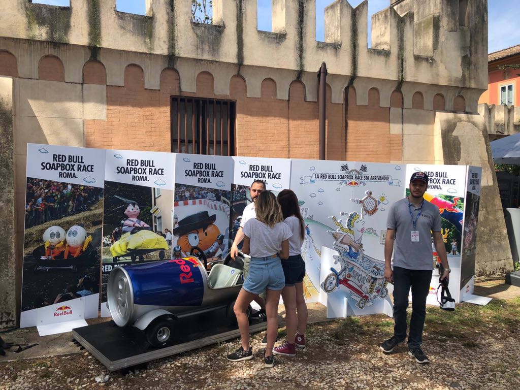 D_Lighthouse's tweet photo. #RedBull #SoapboxRace in #VR...anche qui c'è il nostro zampino! 
App sviluppata per @redbullITA + @SamsungItalia 💪.... ecco alcune immagini dell'evento di ieri 📸
#s9 #samsung #timetteleali #roma #vroma https://t.co/58VSJGLR0t
