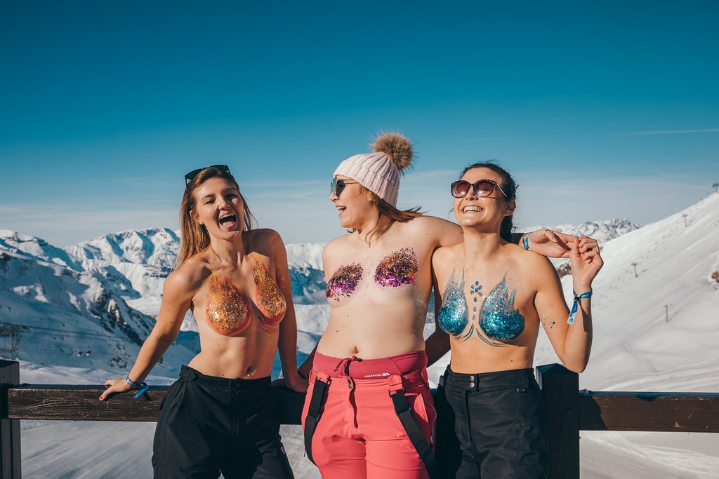 rise_festival's tweet image. Can you brave the cold like these ladies did last year? #RISE2018 #BravingTheCold #AdventureAwaits