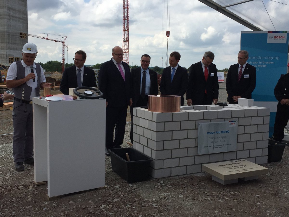 ukrphysics's tweet photo. RT @Chris_Zemelka: #RB300: Dem Werk viel Erfolg! Grundsteinlegung 300mm Halbleiterfabrik von Bosch in Dresden #iot #bigdata #mems #innovation #technologies https://t.co/IQdXE3ryzr
