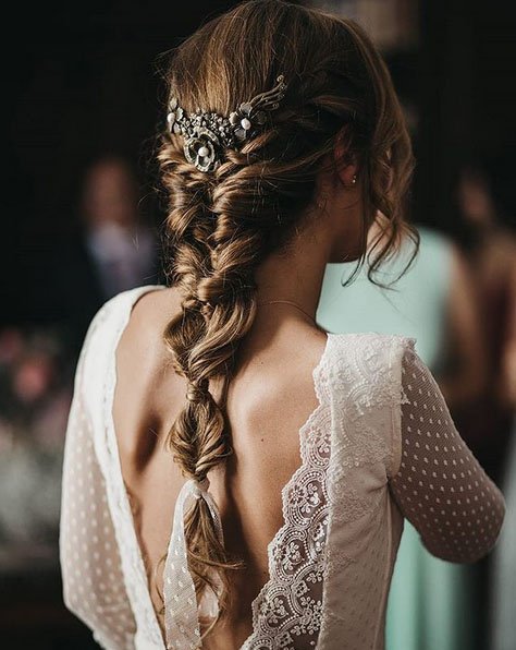 Nuestra querida Elena 👰
Así de espectacular lucía nuestro #tocado #ElTallerdeBagatela con su trenza preciosa 💙¿No es amor a primera vista?
📸Lísola Fotografía