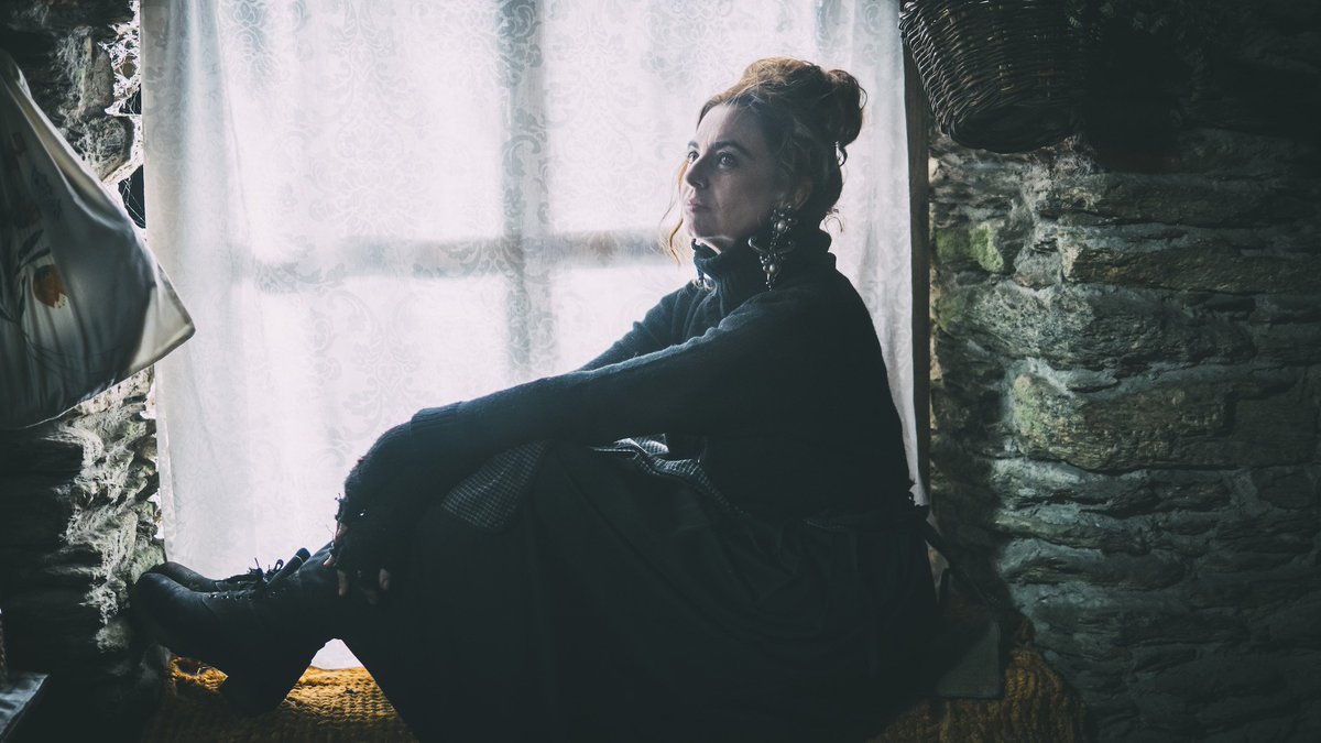 ¿Qué hacer si te cruzas con la Santa Compaña?
1: No mirarles nunca a los ojos... y si no preguntárselo a Abril ella os dará la respuesta. #playz #elpuntofrio #rtve #lola #lolabaldrich #actriz #serie #seriedigital #misterio #terror #santacompaña #galicia #galiciamagica #felizlunes