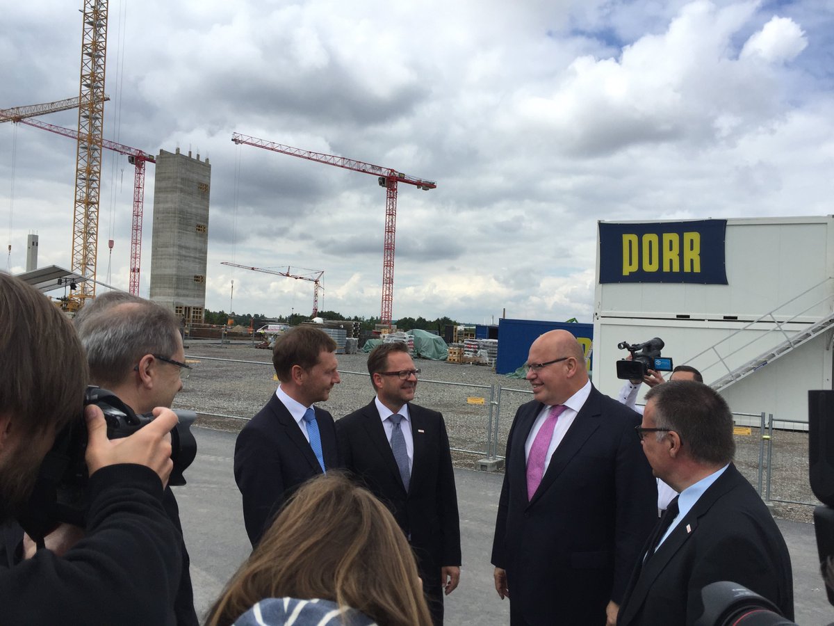 BMWE_'s tweet photo. BM @peteraltmaier: Strukturwandel ist dann eine gute Sache, wenn Jobs, die wegfallen durch bessere und mehr Arbeitsplätze ersetzt werden. Die Bundesregierung will deshalb #Mikroelektronik fördern. Wir wollen, dass 🇩🇪dauerhaft in diesem Bereich die Nase vorn hat. #RB300 https://t.co/U508YRcVwB