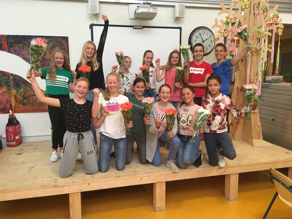 De meiden van ons topteam dat heeft deelgenomen aan het NK schoolhandbal. Een plaats op het podium zat er net niet in. Het blijft een geweldige prestatie👍