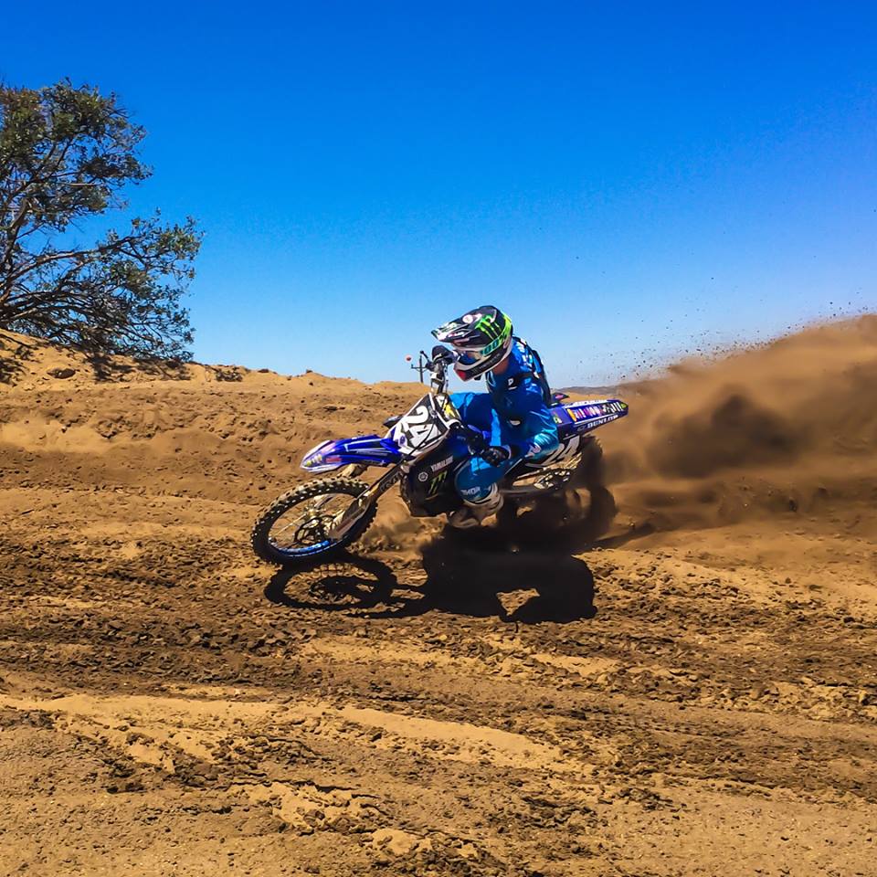 ffmoto's tweet photo. #CoupDeChapeauAuxFrançais
@MarvinMusquin25 et @DylanFerrandis https://t.co/Q2WmTMChFz https://t.co/Ac0hsB22O8
