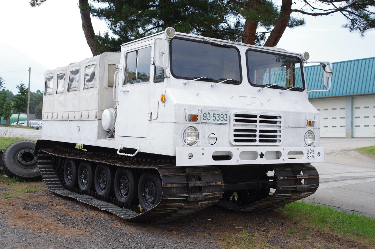 Act ペラペラの樹脂製トラックベルト 起動輪こそ金属製スプロケットだけど 転輪 誘導輪はつるっとしたゴムタイヤなのが面白い