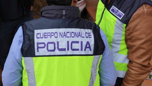 cascara_amarga's tweet photo. La Policía detiene a un hombre en Valencia por insultar y escupir a dos chicas por besarse 
https://t.co/A36nbBFx5p  #lesbofobia https://t.co/nmgDmUJhql
