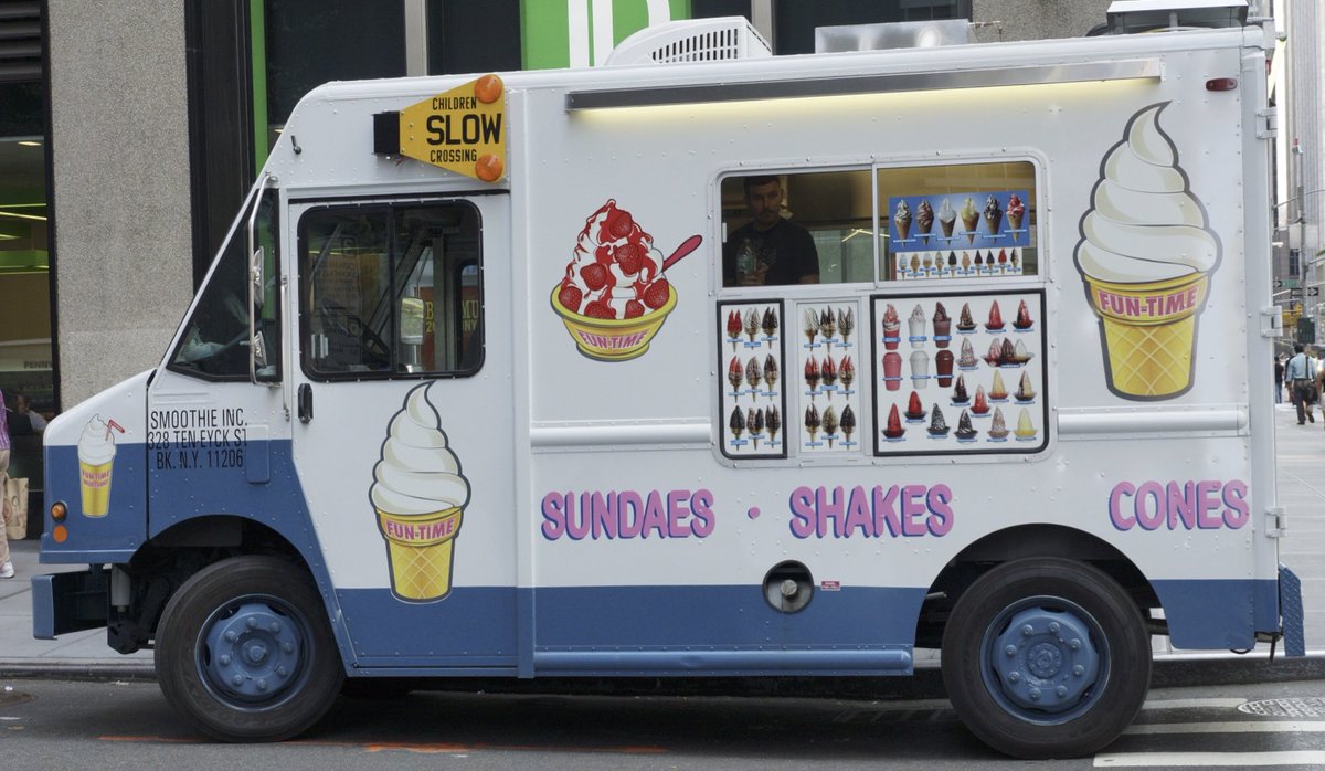 nourtalghanim's tweet photo. وصلنا ٢٠١٨ وللحين KDD مو قادره توفر شاحنات للآيسكريم (Ice Cream Trucks) للموظفين؟ والواحد لمن يصفط سيارته ويمشي من المصافط يشتكي من الحر عيل الي يشتغل طول النهار تحت الشمس؟ اللهم برد عليهم حر الدنيا والآخرة وأسعد قلوبهم وارزقهم الرزق الوفير💛 #KDD https://t.co/61rqawXj3m