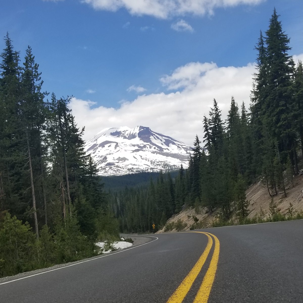 HT_escape's tweet image. From lush pine forests to desert sand to snow-covered mountains all in one day. Bend Oregon had it all. httravelescape.com/2018/06/13/sig…