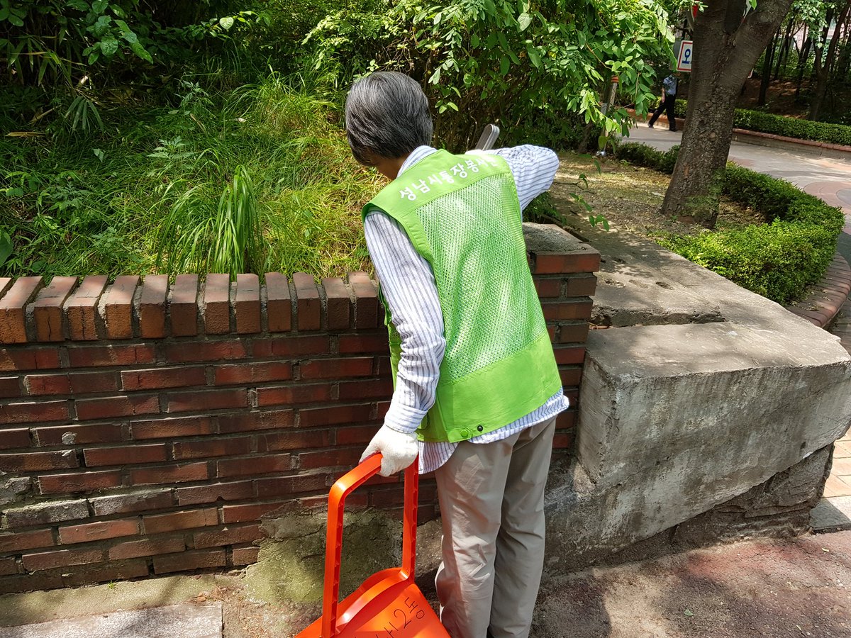 [수내2동 시민대청소 실시]
금일 분당구 수내2동(동장 임병영)에서는 통장협의회와 함께 시민대청소를 실시하였습니다^^

#성남시