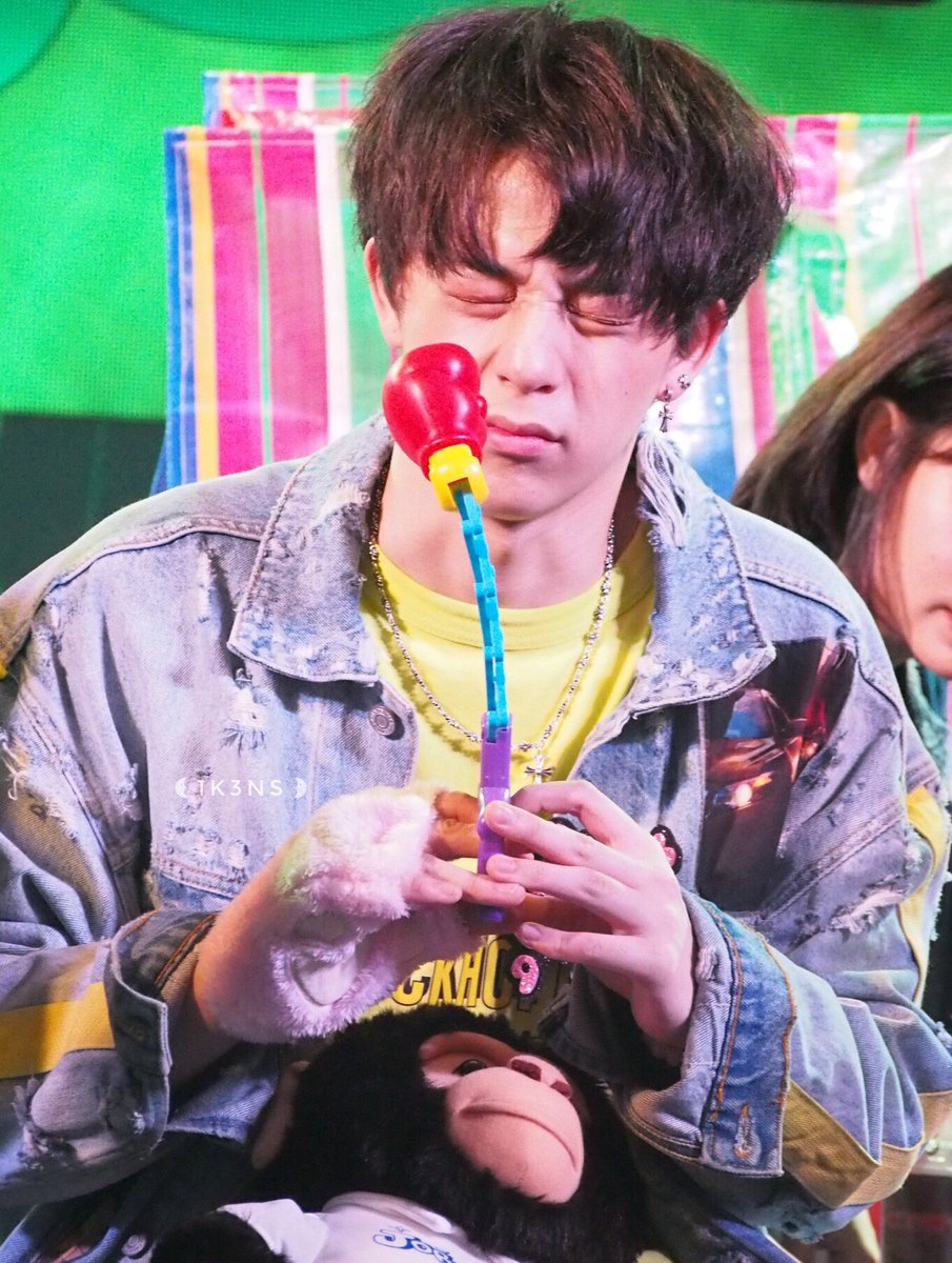 1K3NS's tweet photo. เล่นของเล่นกับแมะ vs เล่นคนเดียว🤣
#บาสเด็กอ้วนที่แท้จริง
#AISOne2CallZEEDSIM 
#ZEEDSIMSBFIVE https://t.co/VAHP5nr8eE