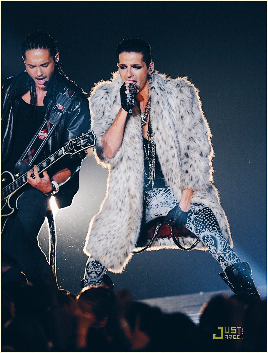 tbtokiohotel's tweet photo. 25.06.2011: @tokiohotel performing #dsots at @mtv VMAJ in Tokyo, JP https://t.co/YrrV7HUwpg