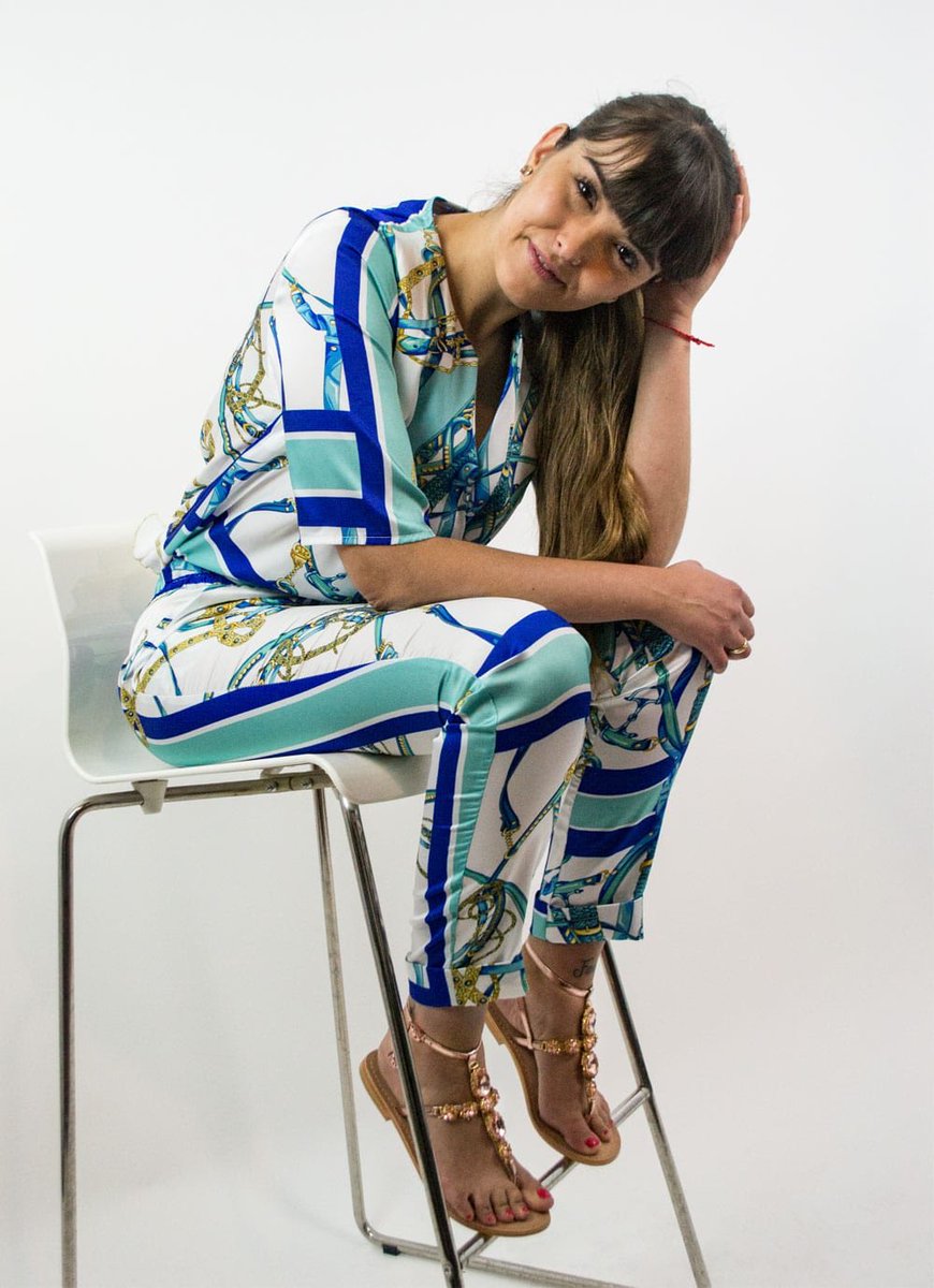 Rinascimentodyd's tweet photo. Camisa y pantalón con estampado de cadenas en tonos azules, con una sandalia plana es ideal para el día, y para la noche lo cambiamos por unos tacones, y listas para cualquier ocasión . https://t.co/Fdr4yexY4P