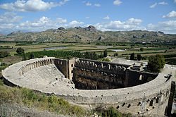 Zenobia_Palmira's tweet photo. Teatro de Aspendo (s.I dC) (Turquía). Considerado uno de los teatros mejor conservados del mundo. Con sus 96m de diámetro y con un impresionante muro de escena de 8.1m totalmente en pie, puede presumir de tener una capacidad de hasta 7000 espectadores. https://t.co/UErLnpAL56