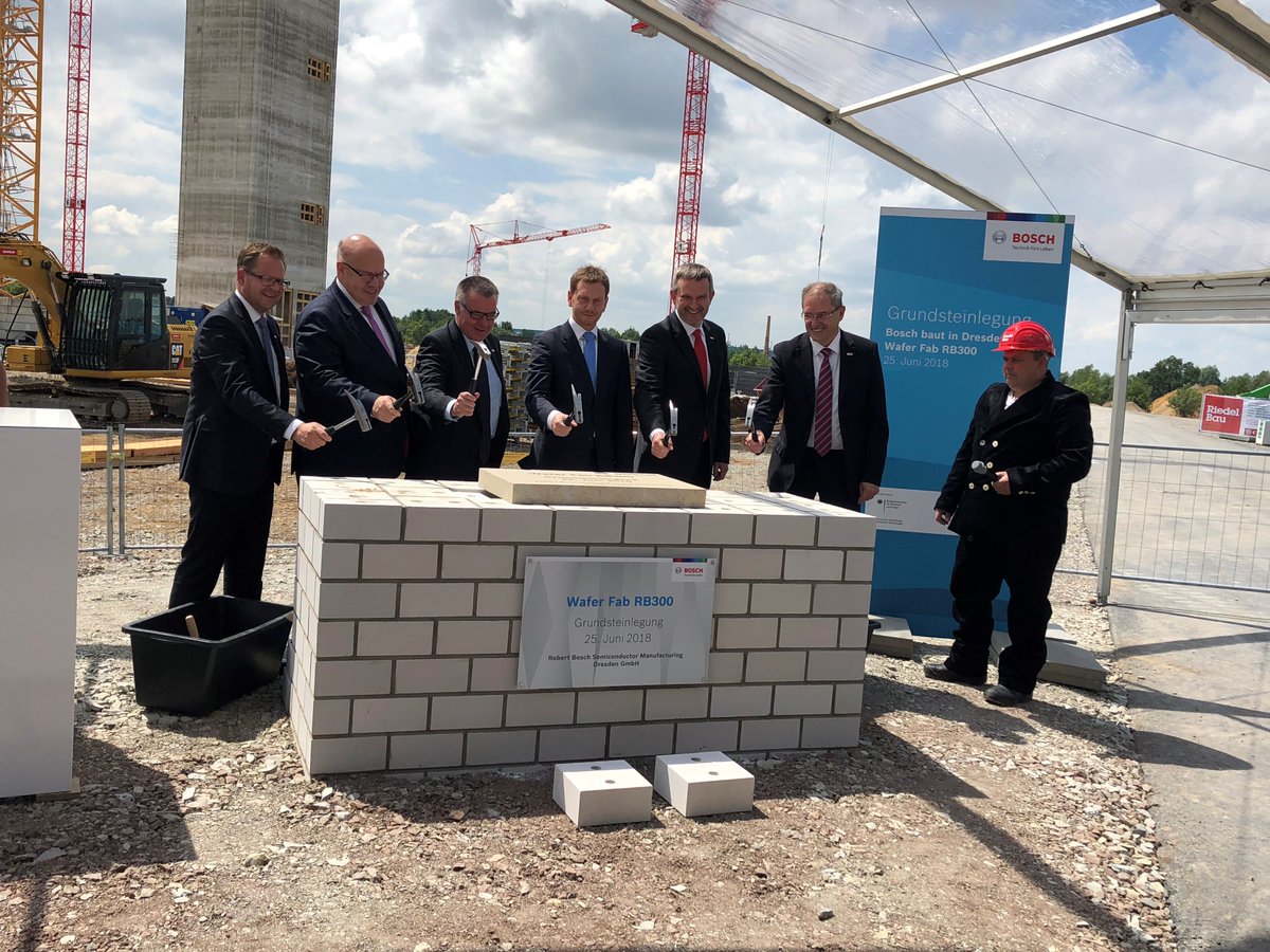 BoschPresse's tweet photo. Wir legen heute zwei Grundsteine in #Dresden: einen für die Halbleiterfabrik der Zukunft und einen für bessere Lebensqualität. https://t.co/EDT9iNTT4O @BMWi_Bund @SachsenDe #RB300 @IoT #KI https://t.co/8K7C6V1OYK