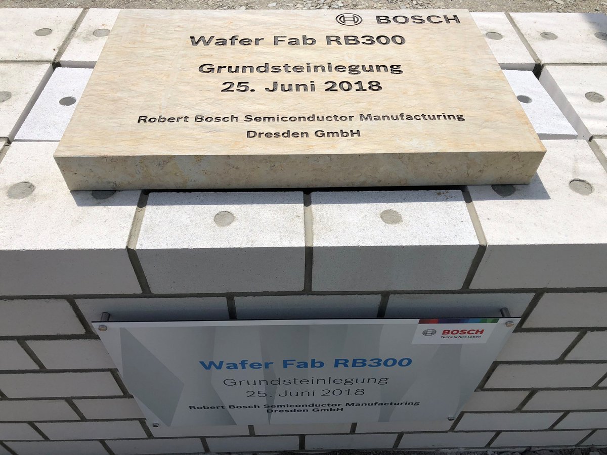 BoschPresse's tweet photo. Wir legen heute zwei Grundsteine in #Dresden: einen für die Halbleiterfabrik der Zukunft und einen für bessere Lebensqualität. https://t.co/EDT9iNTT4O @BMWi_Bund @SachsenDe #RB300 @IoT #KI https://t.co/8K7C6V1OYK