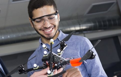 Research postgraduate <a href="/TalibMAlhinai/">طالب محمد الهنائي</a> and his colleagues <a href="/imperialcollege/">Imperial College London</a> have created the world’s first flying drone able to plug pipeline leaks #UKRW18 #UKRoboticsWeek ow.ly/vxPB30kE4uE