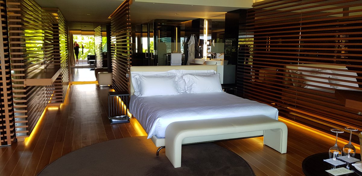 NikkisSwissChic's tweet photo. Stunning setting... sumptuous rooms... One of @CNJohansens fine collection of #LuxuryHotels #THEVIEWlugano https://t.co/M8b83a0SAf
