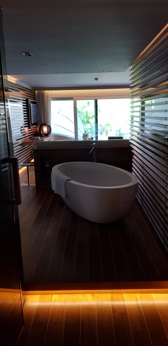 NikkisSwissChic's tweet photo. Stunning setting... sumptuous rooms... One of @CNJohansens fine collection of #LuxuryHotels #THEVIEWlugano https://t.co/M8b83a0SAf