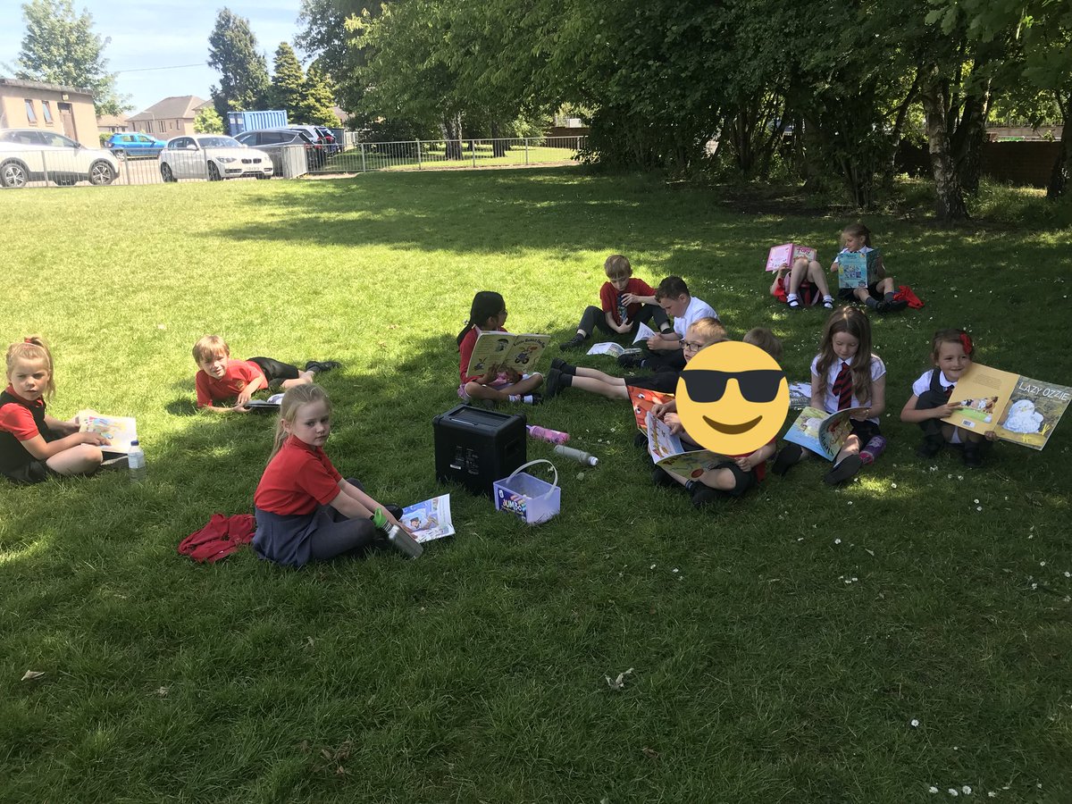 stfrancisP1's tweet photo. Room 9 taking their learning outdoors this afternoon #readinganywhere #shadytrees #partners https://t.co/7ZCGACsCo5